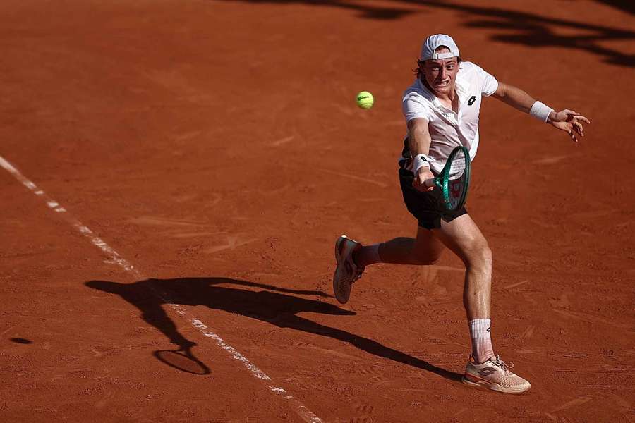 Buse golpea de revés una bola en su partido ante Rublev Buse golpea de revés una bola en su partido ante Rublev