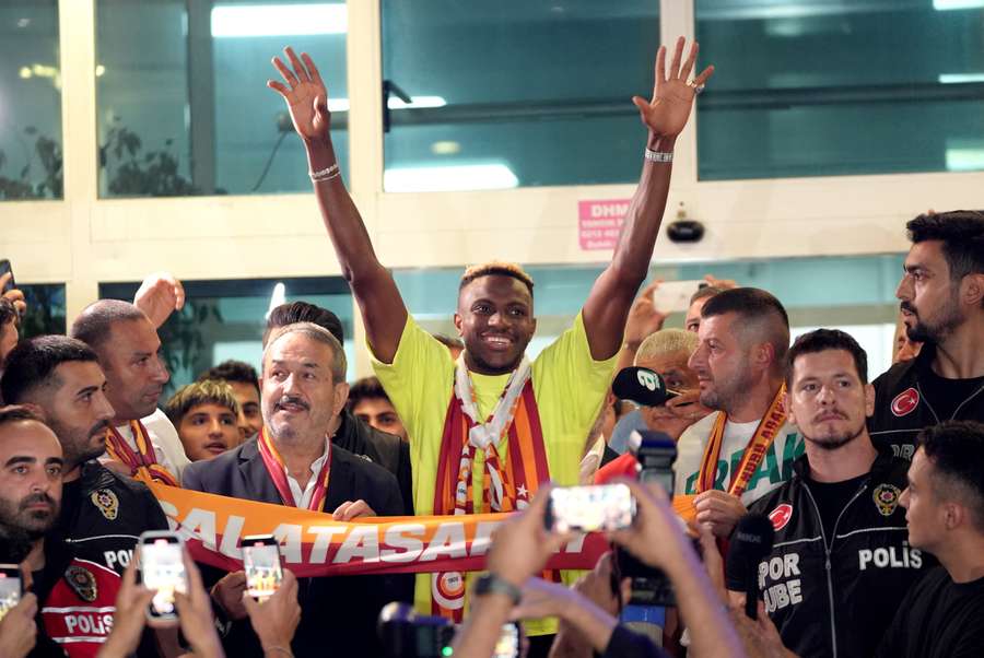 L'arrivo di Victor Osimhen all'aeroporto di Istanbul