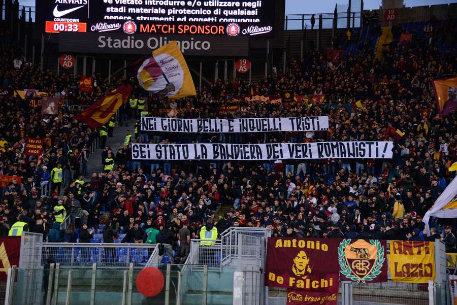 L'omaggio dei tifosi della Roma a De Rossi nel 2019