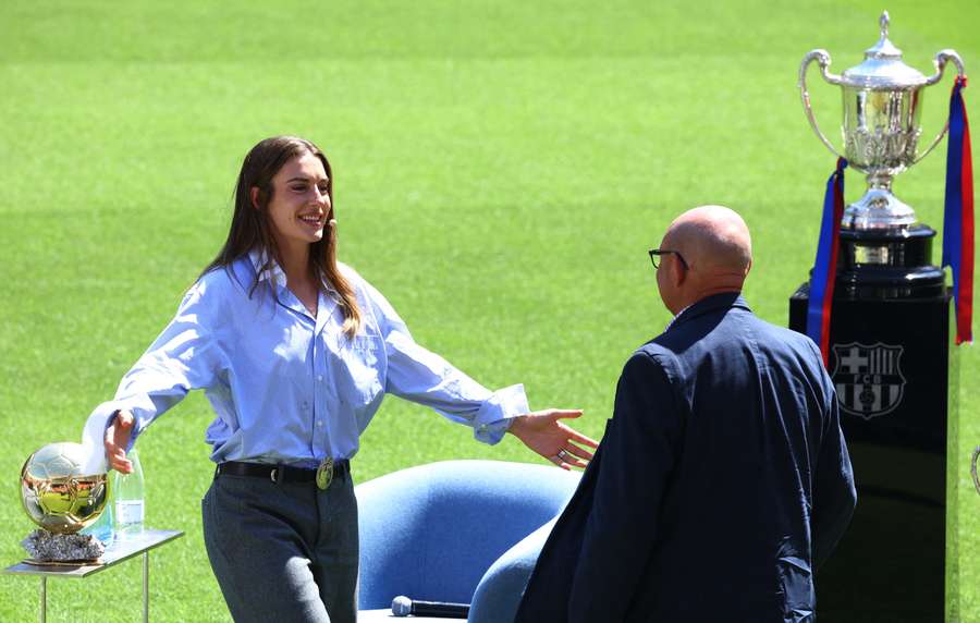Alexia abbraccia Xavi Llorens nel giorno del suo addio al Barça