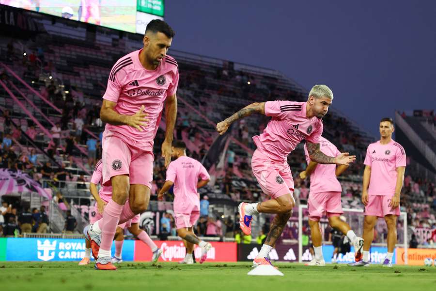 De Paul, junto a Busquets en un calentamiento del Inter Miami