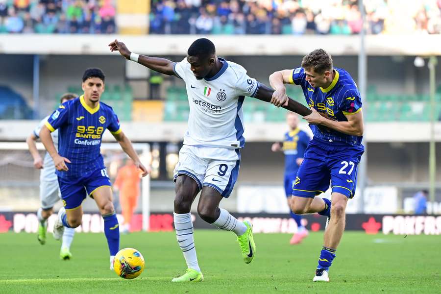 Inter wbił Hellasowi pięć bramek do przerwy. Fatalny występ Dawidowicza