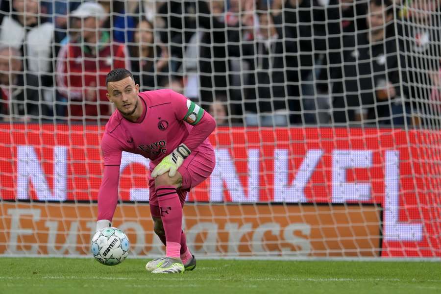 Justin Bijlow in actie tijdens de vriendschappelijke wedstrijd tussen Feyenoord en Villareal op 27 juli