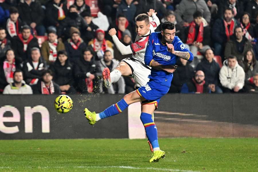 De Frutos remata perante Diego Rico para fazer o 1-0 De Frutos remata perante Diego Rico para fazer o 1-0