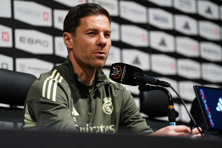 Xabi Alonso atiende a la prensa