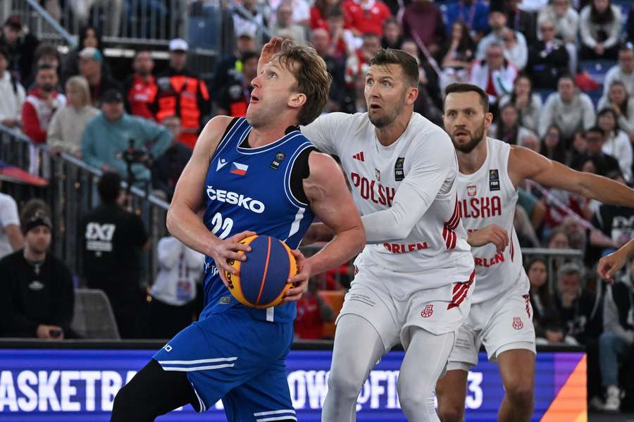 Warszawa, 04.06.2026. Polacy Przemysław Zamojski (C) i Marcel Ponitka (P) oraz Adam Ruzicka (L) z Czech podczas meczu mistrzostw świata 3x3.
