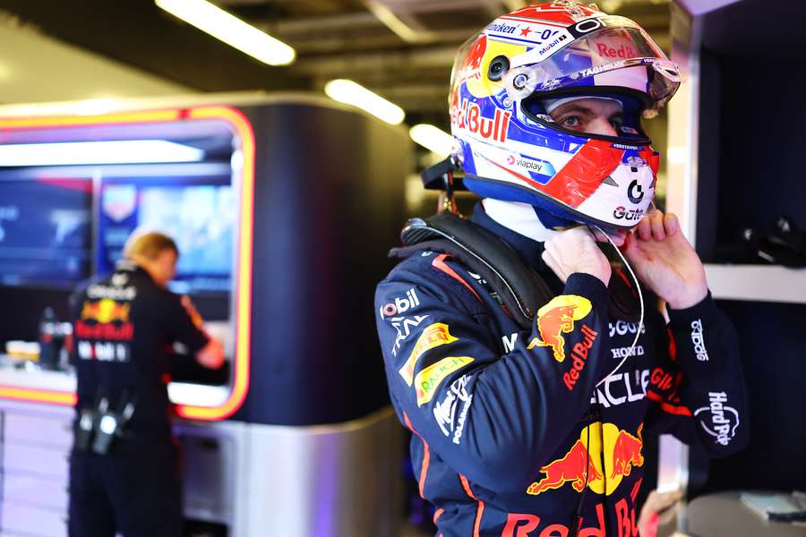 Max Verstappen vai partir na frente