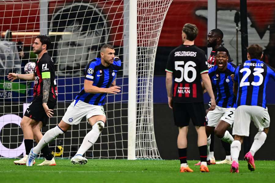 Inter Milans bosniske angriber Edin Dzeko jubler efter at have åbnet målscoringen i semifinalen.