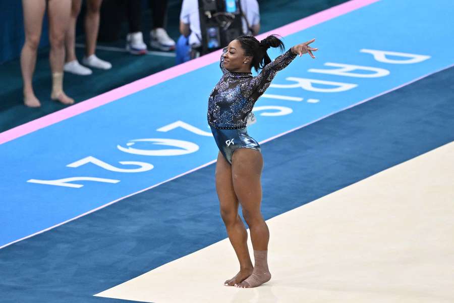Simone Biles em ação nos Jogos Olímpicos