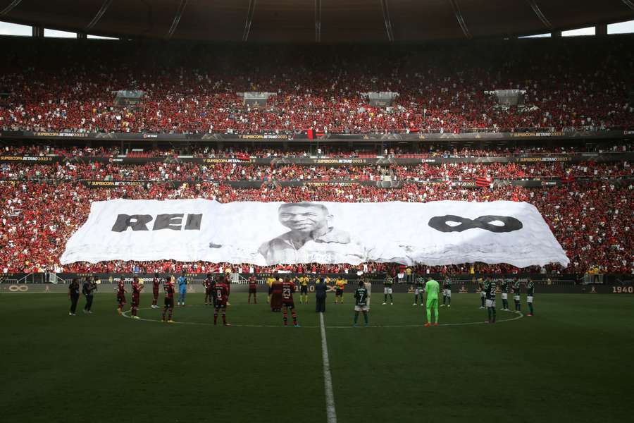 Pelé foi homenageado antes da decisão da Supertaça