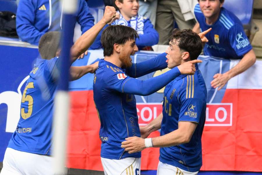 Viñas, felicitado por sus compañeros tras marcar el gol del Oviedo