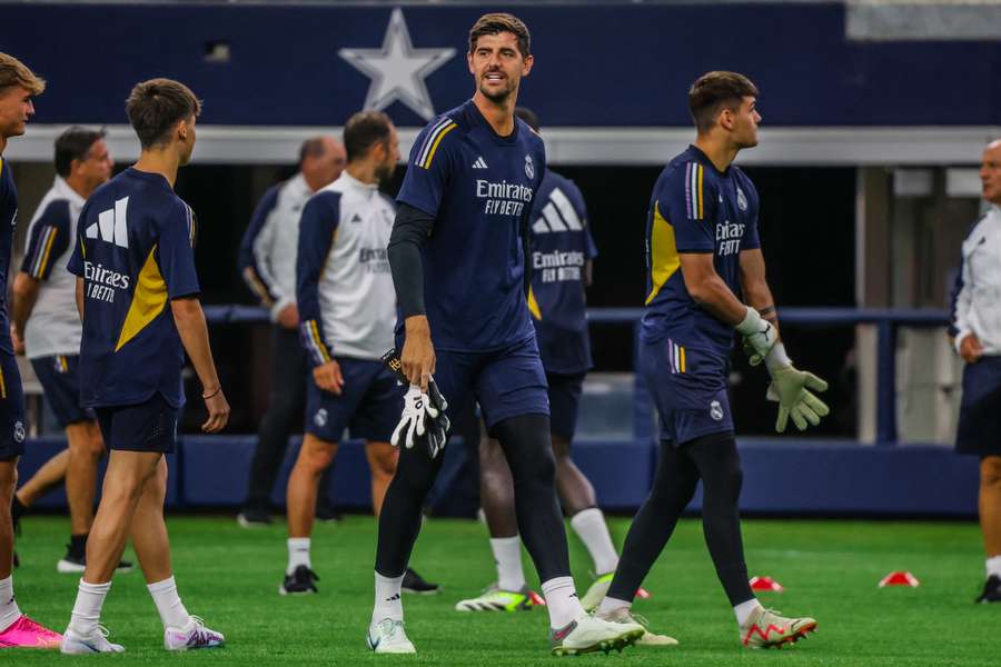 Com 2 metros, o goleiro Courtois é um dos gigantes do Real Madrid