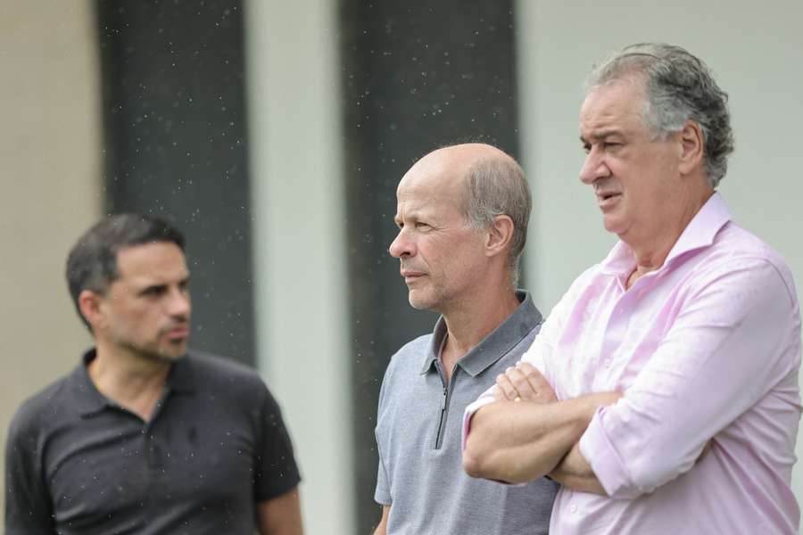 Rodrigo Caetano (diretor de futebol, esq.) ao lado de Ricardo Guimarães (presidente do Conselho Deliberativo) e Sérgio Coelho (presidente)