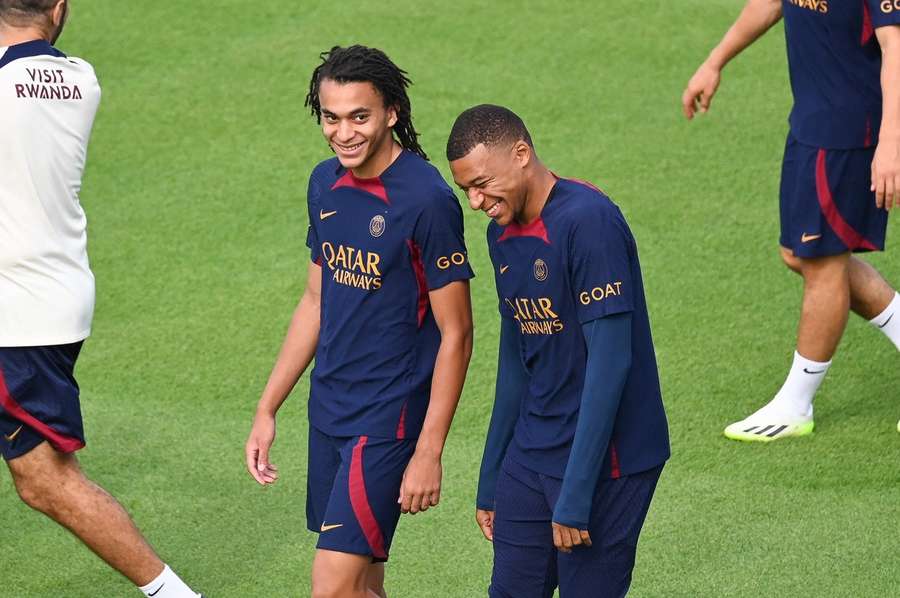 Kylian Mbappe, alături de fratele său, Ethan, la antrenamentele lui PSG