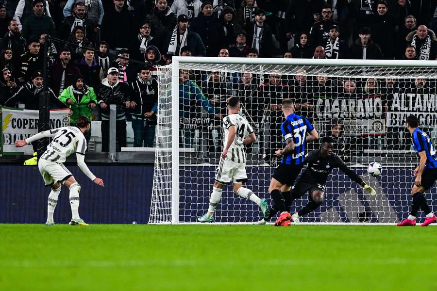 Il gol del momentaneo 1-0 bianconero siglato da Adrien Rabiot