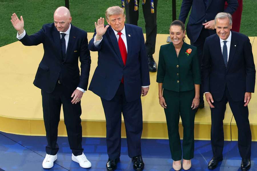Carney, en el lado derecho de la imagen; Infantino, en el izquierdo Carney, en el lado derecho de la imagen; Infantino, en el izquierdo
