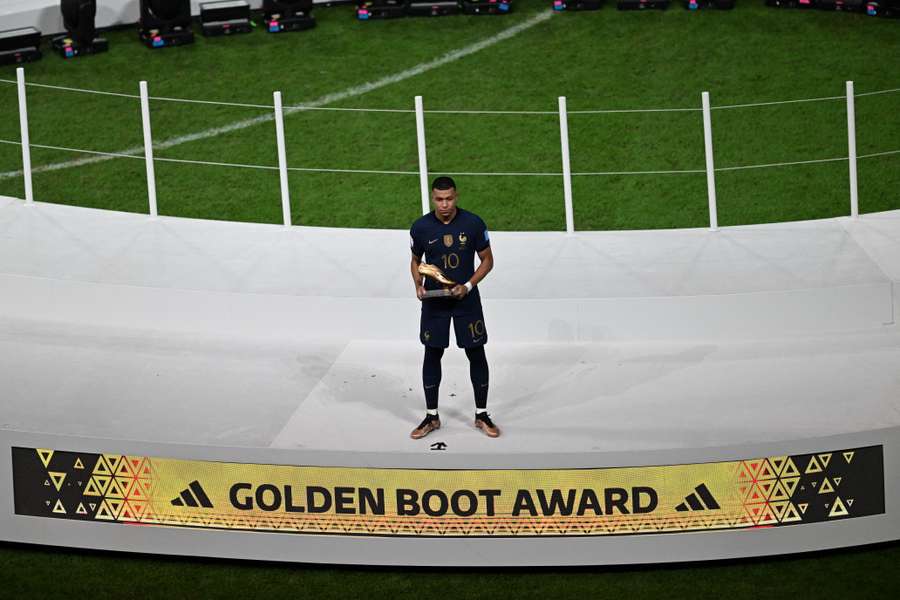 Kylian Mbappe of France posiert mit dem Golden Boot bei der Siegerehrung nach dem Finale der FIFA World Cup 2022
