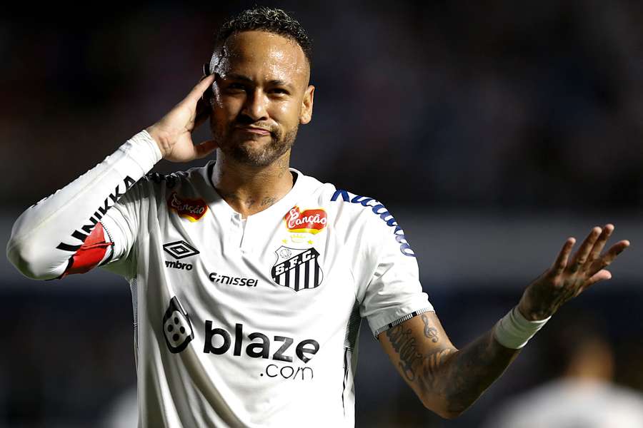 Neymar celebra mais um golo
