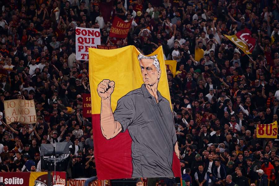 Tifo con la cara de José Mourinho en el Olímpico de Roma con los colores giallorossi