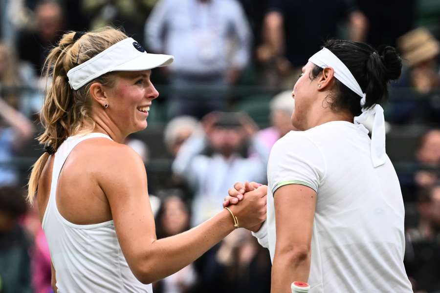 Jabeur e Frech se cumprimentam na rede após duelo em Wimbledon