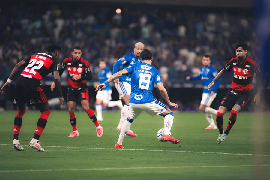 Cruzeiro e Flamengo fizeram duelo disputado do Mineirão Cruzeiro e Flamengo fizeram duelo disputado do Mineirão