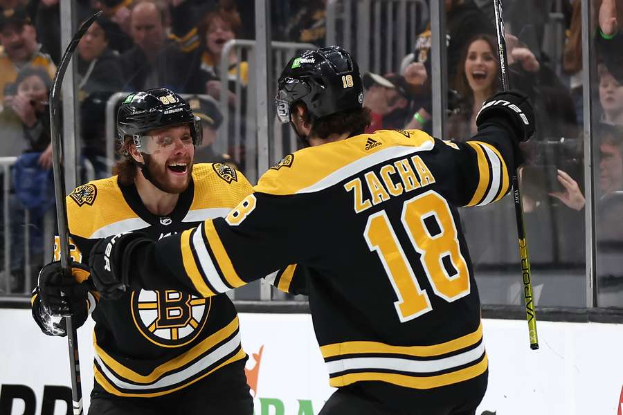 Pavel Zacha zapewnił zwycięstwo Bruins w historycznym meczu