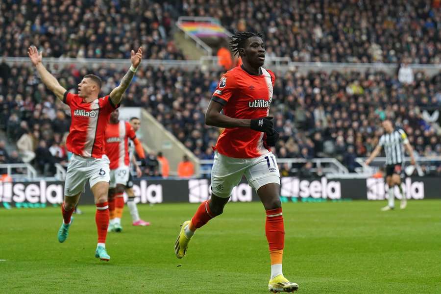 Newcastle și Luton își împart punctele după un thriller de opt goluri