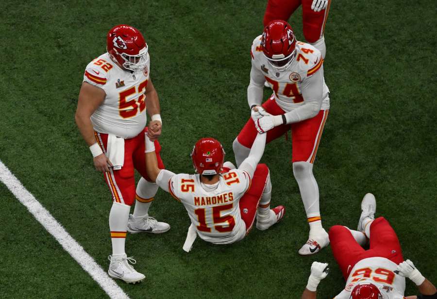 Patrick Mahomes foi sacado em seis oportunidades e sofreu três turnovers