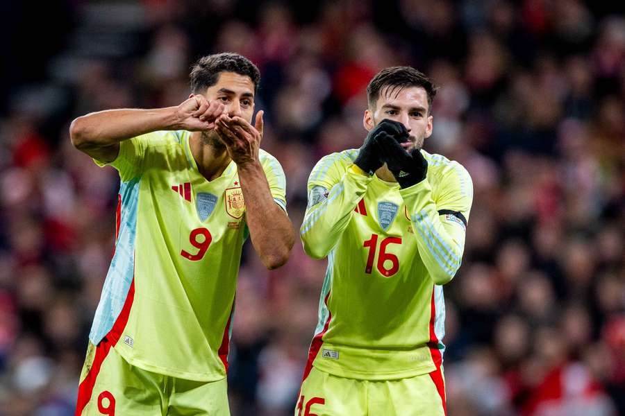 Ayoze, canario, junto a Álex Baena, celebran un gol en Dinamarca