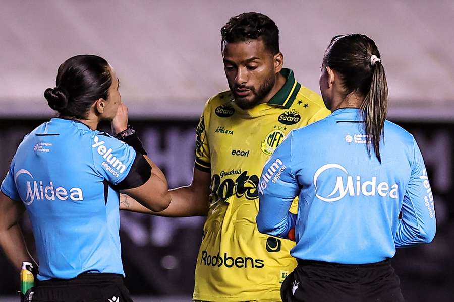 Reinaldo reclamou com a arbitragem após o ocorrido Reinaldo reclamou com a arbitragem após o ocorrido