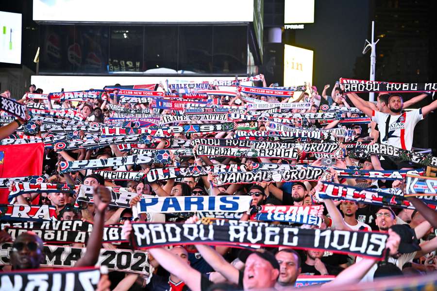 Los hinchas del PSG muestran su pasión por el equipo con una movilización histórica en Times Square