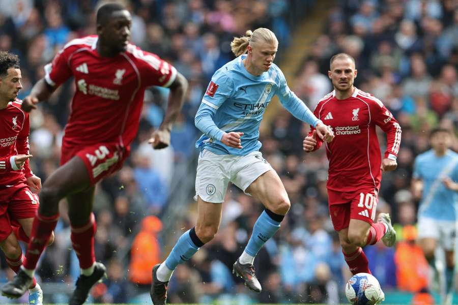 Clássico entre Liverpool e Manchester City promete agitar domingo de Premier League