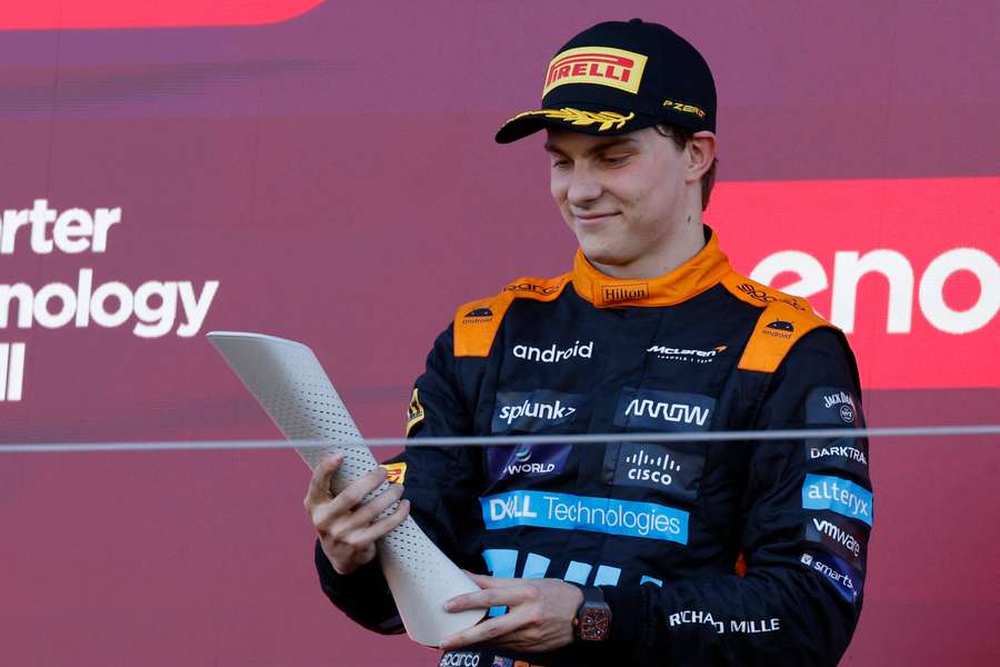 Oscar Piastri olha para o seu troféu depois de terminar em terceiro em Suzuka