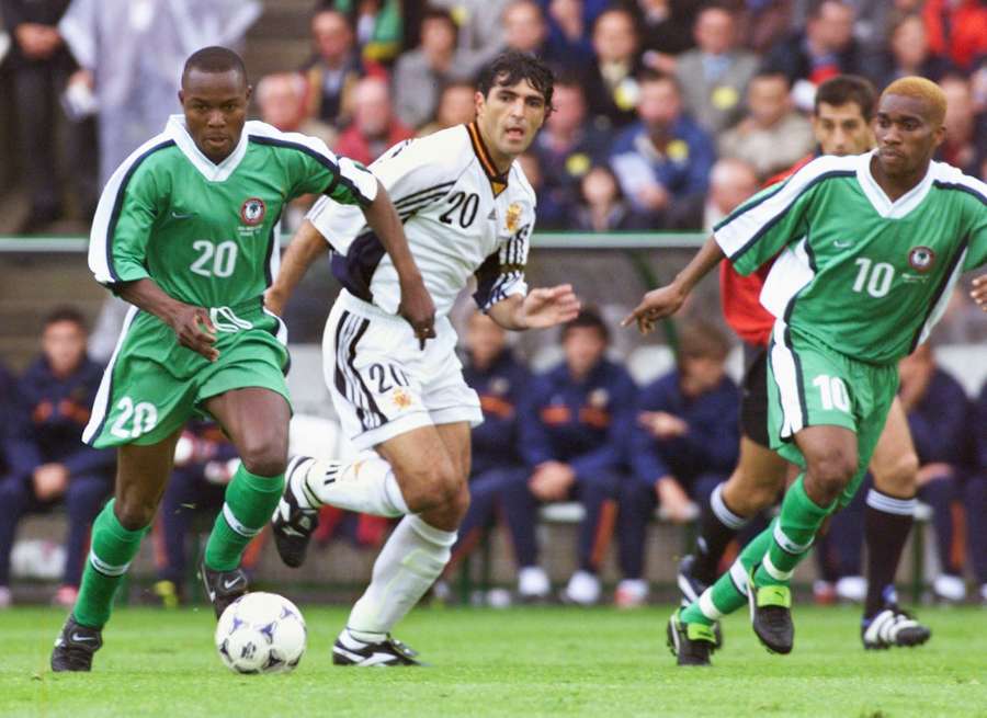Victor Ikpeba contrôle le ballon sous la pression de Miguel Ángel Nadal lors de la victoire historique du Nigeria contre l'Espagne (3-2), à Nantes, pendant la Coupe du monde 1998. Victor Ikpeba contrôle le ballon sous la pression de Miguel Ángel Nadal lors de la victoire historique du Nigeria contre l'Espagne (3-2), à Nantes, pendant la Coupe du monde 1998.