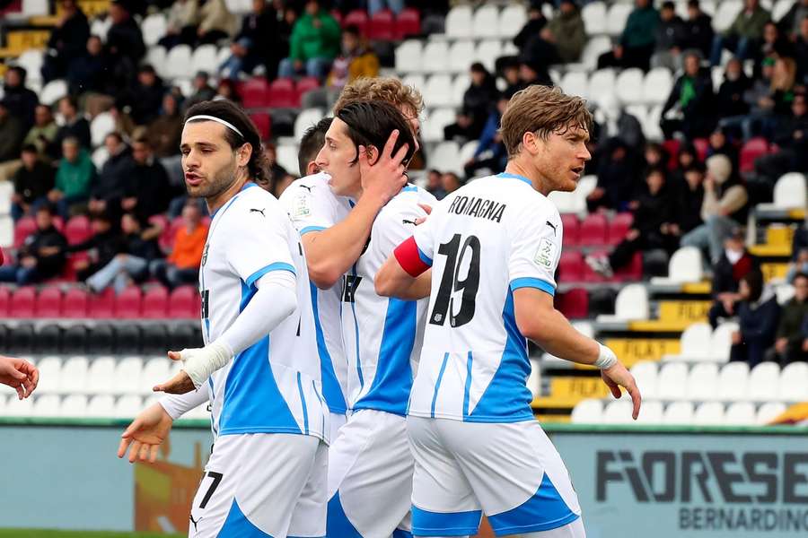 I giocatori del Sassuolo esultano per il gol di Mulattieri