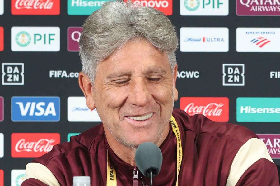 Portaluppi habla en rueda de prensa.