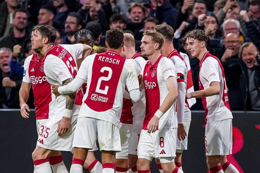 Ajax świętuje wygraną 3:2 z PSV