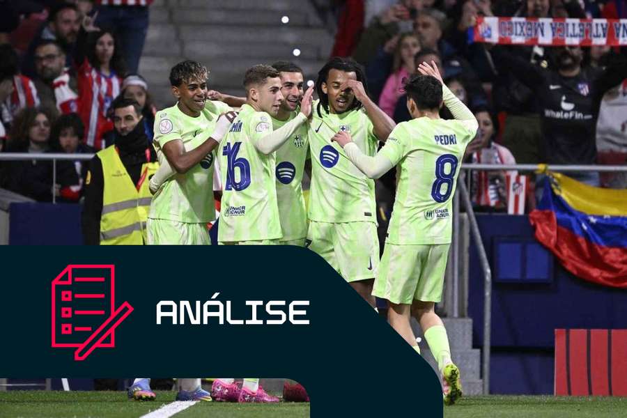 Ferran Torres e os colegas do Barcelona festejam o golo