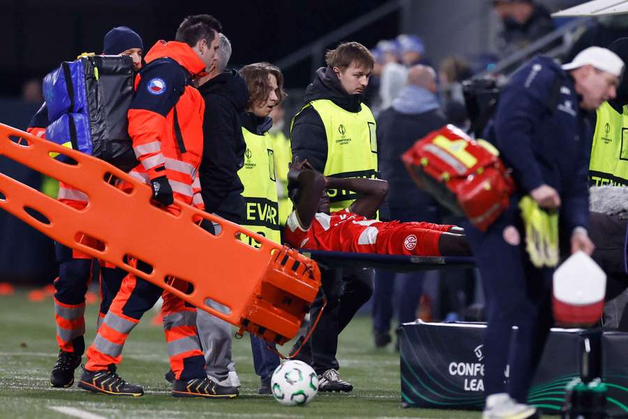 Silas musste nach seinem unglücklichen Zweikampf auf einer Trage abtransportiert werden.