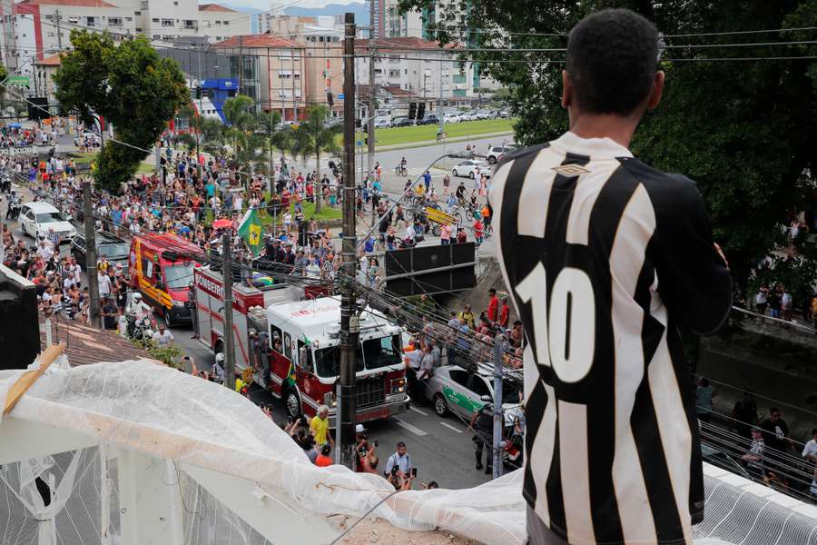 Miles de aficionados acompañan a Pelé hacia su descanso eterno en Santos.