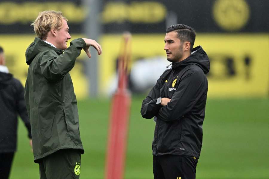 Dortmund-Trainer Nuri Sahin (r.) im Gespräch mit Mittelfeldspieler Julian Brandt.