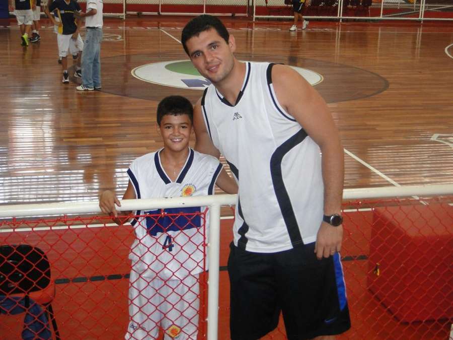 Deivisson e o ainda pequeno Gui Santos, uma paixão pelo basquete passada de pai para filho
