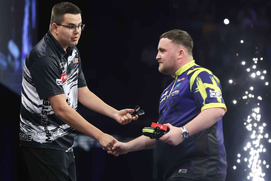 Van Veen und Littler geben sich nach ihrem Viertelfinal-Match in Manchester die Hand.