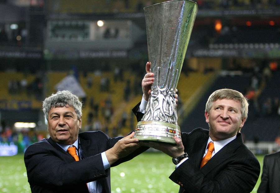 Lucescu con la Coppa Uefa vinta con lo Shakhtar Lucescu con la Coppa Uefa vinta con lo Shakhtar