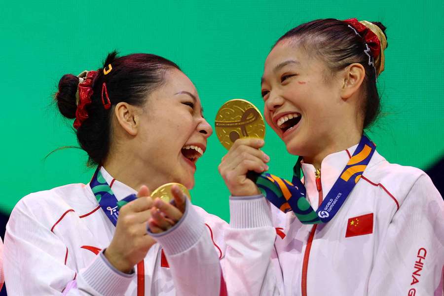 Qinqin Ke e Qingying Zhang celebram no pódio Qinqin Ke e Qingying Zhang celebram no pódio