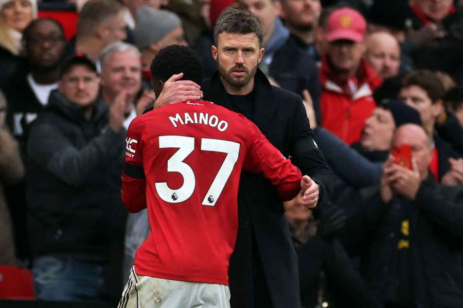 Kobbie Mainoo com Michael Carrick