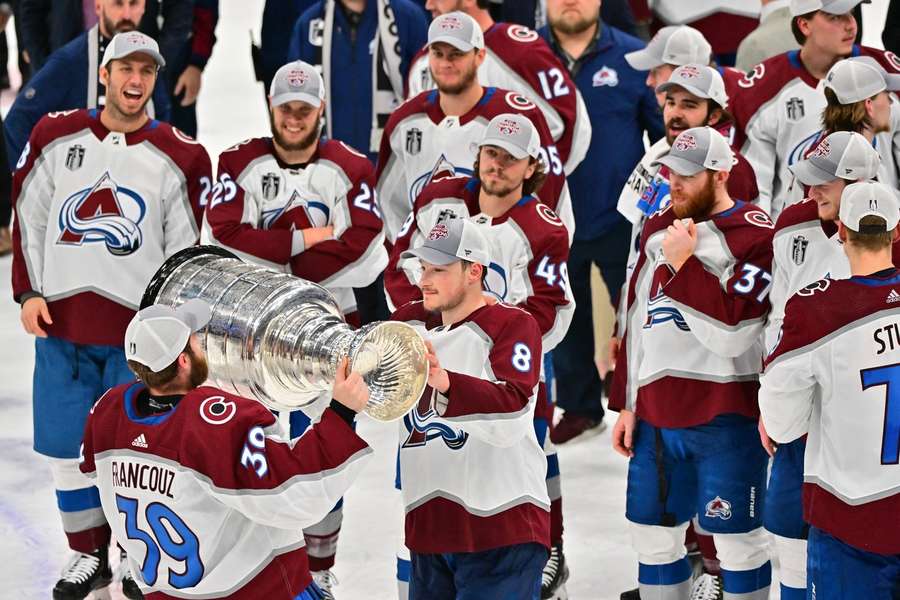 Pavel Francouz předává Stanley Cup obránci Cale Makarovi