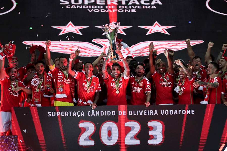 Benfica ergue o troféu em Aveiro