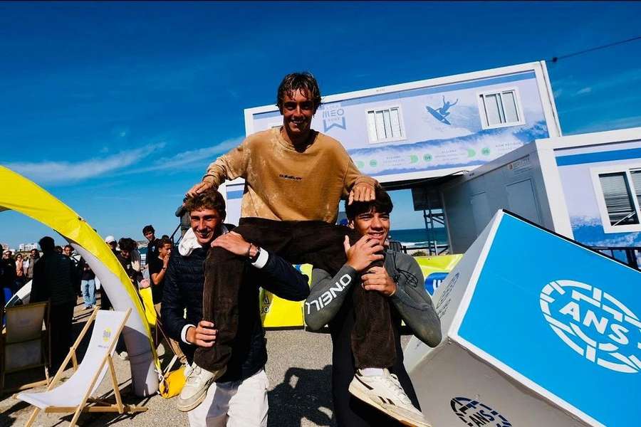 Os festejos de Francisco Ordonhas, surfista de 20 anos Os festejos de Francisco Ordonhas, surfista de 20 anos