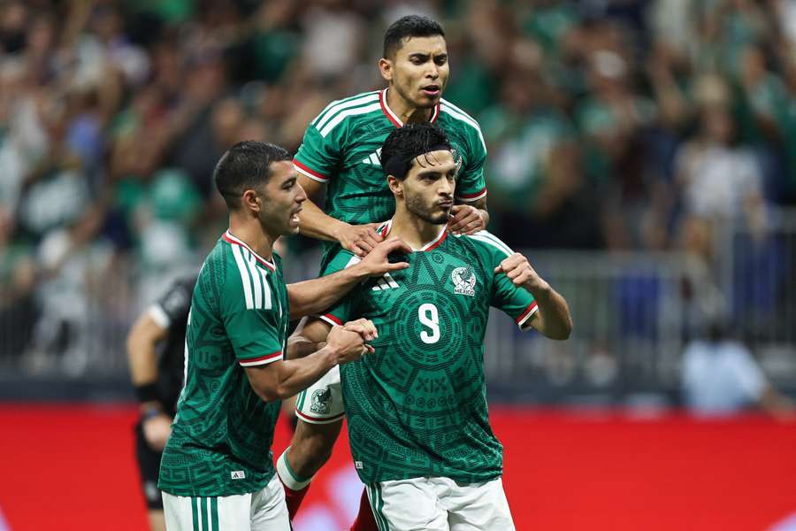 Raul Jimenez sărbătorește cu coechipierii săi după ce a marcat un penalty în timpul unui meci internațional amical între Mexic și Paraguay Raul Jimenez sărbătorește cu coechipierii săi după ce a marcat un penalty în timpul unui meci internațional amical între Mexic și Paraguay